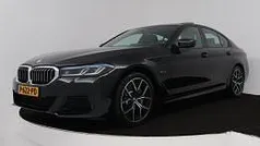 Zwart metallic Gebruikt 2022 BMW 530e Comfort Edition Sedan | € 42.945 (Eerlijke prijs)