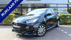 Zwart Gebruikt 2024 Toyota Yaris Hybrid Hatchback | € 24.950 (Eerlijke prijs)