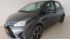 Grijs Gebruikt 2016 Toyota Yaris Hybrid Hatchback | € 15.330 (Eerlijke prijs)