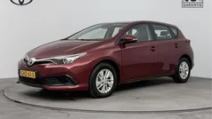 Rood, metallic lak Gebruikt 2018 Toyota Auris Limited Hatchback | € 17.950 (Eerlijke prijs)