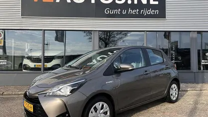 Grijs Occasion 2017 Toyota Yaris Hybrid Hatchback | € 14.950 (Eerlijke prijs)