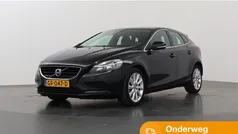 Zwart Gebruikt 2015 Volvo V40 Momentum Stationwagen | € 17.330 (Eerlijke prijs)