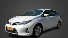 Wit, metallic lak Gebruikt 2014 Toyota Auris Hybrid Executive Hatchback | € 10.350 (Eerlijke prijs)