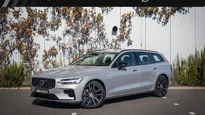 Grijs Occasion 2025 Volvo V60 Plus Stationwagen | € 44.894 (Eerlijke prijs)