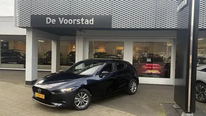 Deep crystal blue mica (42m) (donker blauw) Occasion 2021 Mazda 3 Comfort Hatchback | € 17.950 (Eerlijke prijs)