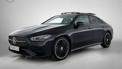 Donker kosmoszwart metaalkleur metallic Nieuw 2025 Mercedes CLA180 Business Sedan | € 54.654 (Eerlijke prijs)