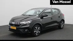 Zwart, metallic lak Gebruikt 2024 Dacia Sandero Expression Hatchback | € 19.935 (Eerlijke prijs)