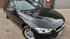 Zwart, metallic lak Gebruikt 2018 BMW 318 Executive Stationwagen | € 14.400 (Super prijs)