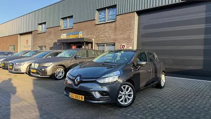 Grijs Gebruikt 2018 Renault Clio IV Intens Hatchback | € 10.950 (Eerlijke prijs)