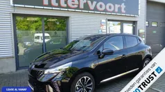 Zwart Gebruikt 2024 Renault Clio V Evolution Hatchback | € 23.850 (Eerlijke prijs)