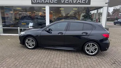 Zwart Gebruikt 2022 BMW 118 Executive Hatchback | € 19.950 (Goede deal)