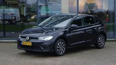 Zwart (metallic) Gebruikt 2021 VW Polo Life Hatchback | € 15.250 (Eerlijke prijs)