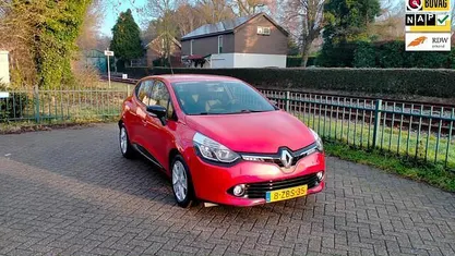 Rood Occasion 2015 Renault Clio IV Expression Hatchback | € 7.950 (Eerlijke prijs)