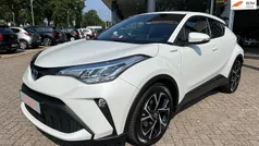 Wit, metallic lak Gebruikt 2021 Toyota C-HR Team SUV | € 27.940 (Eerlijke prijs)