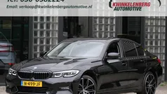 Zwart, metallic lak Gebruikt 2021 BMW 318 Sport Line Sedan | € 30.950 (Eerlijke prijs)