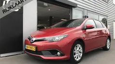 Rood Gebruikt 2015 Toyota Auris Hybrid Hatchback | € 14.250 (Eerlijke prijs)