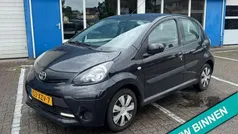 Zwart Gebruikt 2012 Toyota Aygo Hatchback | € 4.245 (Eerlijke prijs)