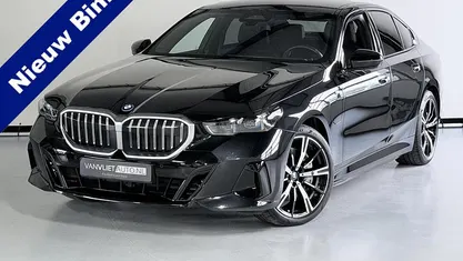Zwart Occasion 2024 BMW 550e M Sport Sedan | € 69.950 (Goede deal)