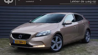 Bruin Gebruikt 2012 Volvo V40 Momentum Hatchback | € 9.100 (Eerlijke prijs)