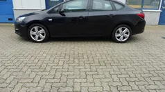 Zwart Gebruikt 2014 Opel Astra Sedan | € 5.995 (Eerlijke prijs)