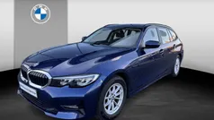 Blauw, metallic lak Gebruikt 2020 BMW 320 Executive Stationwagen | € 27.400 (Goede deal)