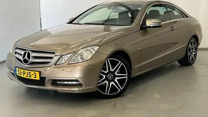 Beige (metallic) Gebruikt 2011 Mercedes E220 AMG Coupé | € 9.750 (Eerlijke prijs)