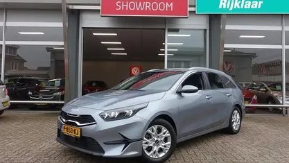 Grijs Gebruikt 2022 Kia Ceed Hatchback | € 17.990 (Eerlijke prijs)
