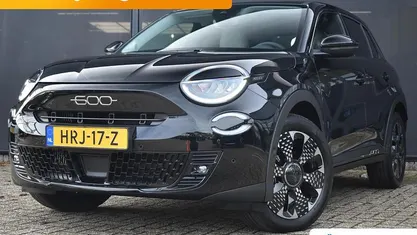 Zwart Gebruikt 2025 Fiat 600 La Prima SUV | € 29.395 (Eerlijke prijs)