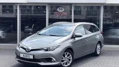 Grijs, metallic lak Gebruikt 2015 Toyota Auris Touring Sports Executive Stationwagen | € 16.400 (Eerlijke prijs)