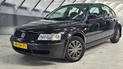 Zwart Gebruikt 1999 VW Passat Comfortline Sedan | € 999 (Eerlijke prijs)