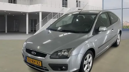 Occasion Ford Focus 101 PK (74 kW) 2005 Grijs Hatchback