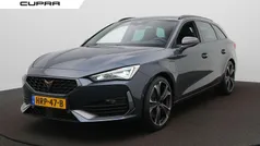 Grijs, metallic lak Gebruikt 2022 Cupra Leon VZ Stationwagen | € 26.900 (Goede deal)