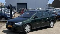 Groen, metallic lak Gebruikt 2002 Opel Astra Edition Sedan | € 1.295 (Eerlijke prijs)