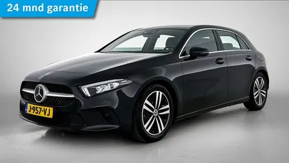 Donker kosmoszwart metaalkleur metallic Gebruikt 2020 Mercedes A180 Business Hatchback | € 25.945 (Eerlijke prijs)