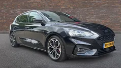 Zwart Gebruikt 2020 Ford Focus ST-Line Hatchback | € 16.950 (Eerlijke prijs)