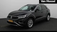 Zwart Gebruikt 2024 VW T-Roc Edition SUV | € 29.900 (Eerlijke prijs)