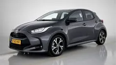 Ash grey metallic (donker grijs metallic) Gebruikt 2024 Toyota Yaris Edition Hatchback | € 24.745 (Eerlijke prijs)