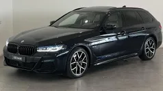 Carbonschwarz (416) Gebruikt 2022 BMW 530e Comfort Edition Stationwagen | € 42.900 (Eerlijke prijs)