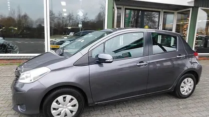 Grijs Gebruikt 2015 Toyota Yaris Hatchback | € 8.950 (Eerlijke prijs)