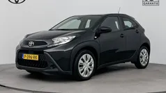 Zwart Gebruikt 2022 Toyota Aygo Play Hatchback | € 16.445 (Eerlijke prijs)