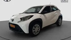 Wit Gebruikt 2022 Toyota Aygo Play Hatchback | € 18.795 (Eerlijke prijs)