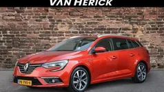 Rood, metallic lak Gebruikt 2017 Renault Mégane GrandTour Bose Edition Stationwagen | € 11.445 (Eerlijke prijs)