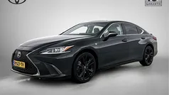 Graphite black metallic (zwart metallic) Gebruikt 2022 Lexus ES300H Sport Design Packet Sedan | € 39.945 (Eerlijke prijs)