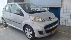 Grijs, metallic lak Gebruikt 2010 Peugeot 107 Urban Move Hatchback | € 3.250 (Eerlijke prijs)