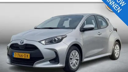 Grijs Occasion 2023 Toyota Yaris Hybrid Active Hatchback | € 19.950 (Goede deal)