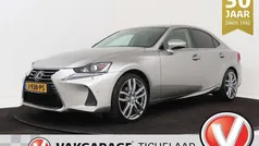 Grijs, metallic lak Gebruikt 2017 Lexus IS300h Sedan | € 19.999 (Eerlijke prijs)