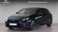 Zwart, metallic lak Gebruikt 2025 BMW 120 Comfort Edition Hatchback | € 37.450 (Eerlijke prijs)