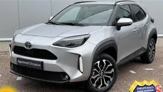 Grijs, metallic lak Gebruikt 2024 Toyota Yaris Cross Edition SUV | € 29.641 (Eerlijke prijs)