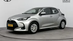 Grijs Gebruikt 2022 Toyota Yaris Hybrid Active Hatchback | € 22.445 (Eerlijke prijs)