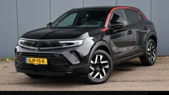 Zwart, metallic lak Gebruikt 2023 Opel Mokka SUV | € 22.995 (Eerlijke prijs)